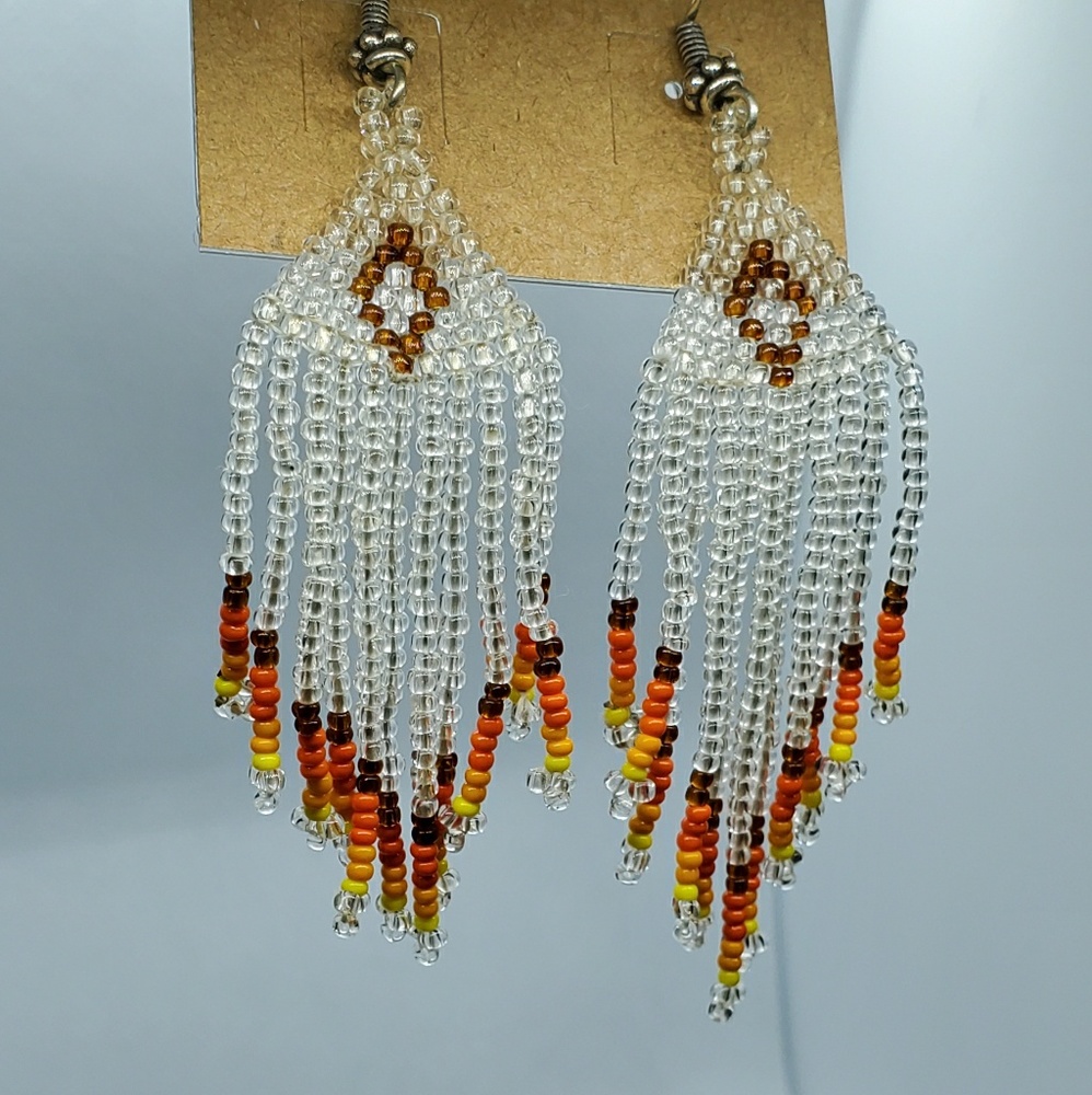 Handmade Native beaded hanging earring - Picture 2 of 3